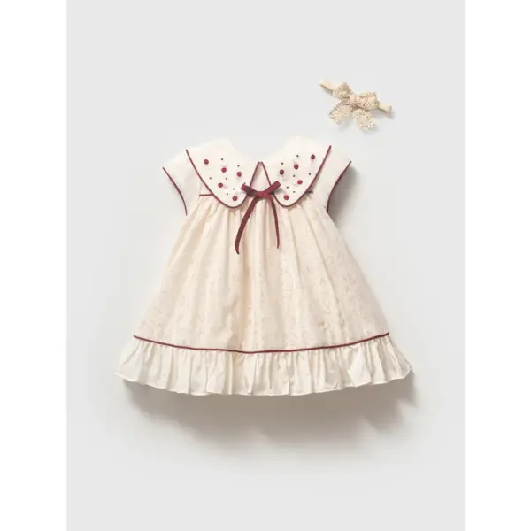 Rochiță crem elegantă pentru fetiță cu broderie florală bordo pe guler și bentiță de dantelă