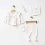 Set complet 5 piese pentru nou-născuți fete, alb cu imprimeu floral roz, include bluză cu volane, pantaloni, bavețică, mănuși și bentiță.