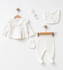 Set complet 5 piese pentru nou-născuți fete, alb cu imprimeu floral roz, include bluză cu volane, pantaloni, bavețică, mănuși și bentiță.