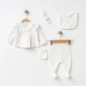 Set complet 5 piese pentru nou-născuți fete, alb cu imprimeu floral roz, include bluză cu volane, pantaloni, bavețică, mănuși și bentiță.