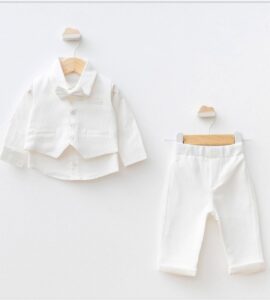 Costum botez băieți complet alb din material texturat cu vestă, pantaloni și papion pe umeraș.