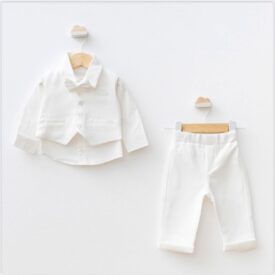 Costum botez băieți complet alb din material texturat cu vestă, pantaloni și papion pe umeraș.