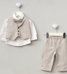 Costum elegant de botez pentru băieți format din vestă bej, cămașă albă și papion asortat.