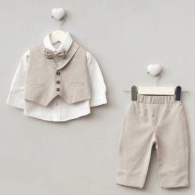 Costum elegant de botez pentru băieți format din vestă bej, cămașă albă și papion asortat.