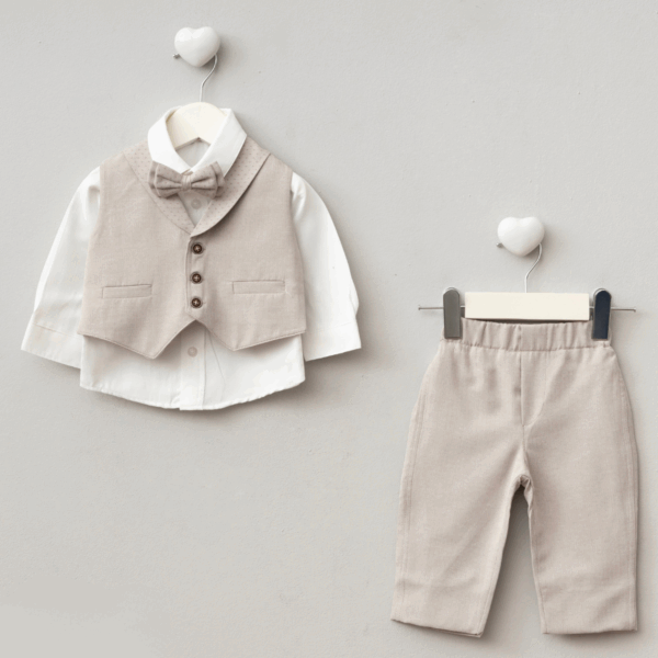 Costum elegant de botez pentru băieți format din vestă bej, cămașă albă și papion asortat.