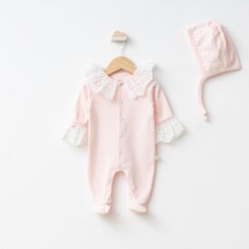Costumaș bebeluși fete roz cu guler și manșete din dantelă albă, plus bonețică asortată.