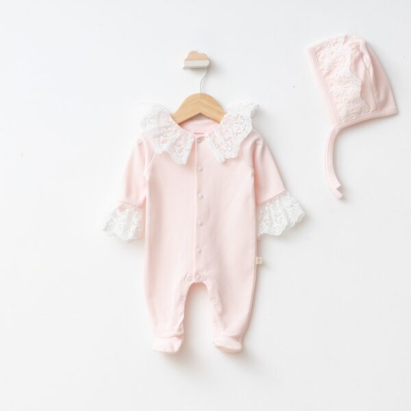 Costumaș bebeluși fete roz cu guler și manșete din dantelă albă, plus bonețică asortată.