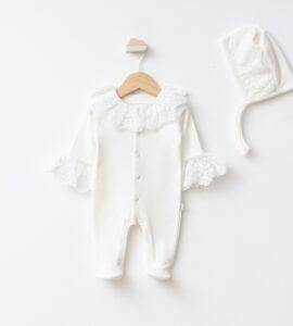 Haine bebeluși fete elegante: tulum alb imaculat cu guler mare din dantelă și căciuliță tip bonețică.