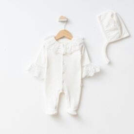 Haine bebeluși fete elegante: tulum alb imaculat cu guler mare din dantelă și căciuliță tip bonețică.