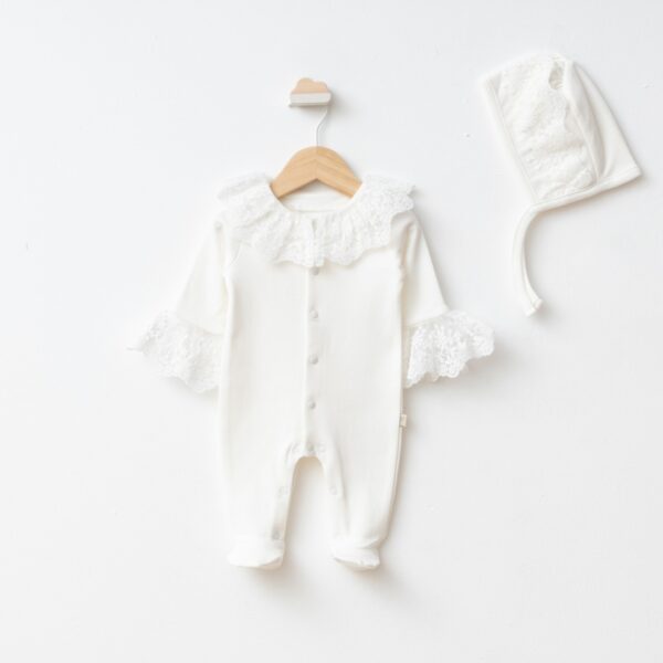 Haine bebeluși fete elegante: tulum alb imaculat cu guler mare din dantelă și căciuliță tip bonețică.