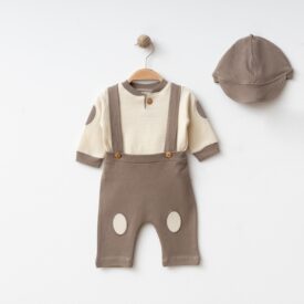 Set haine bebeluși din bumbac premium format din bluză crem, pantaloni maro cu bretele și șepcuță asortată.