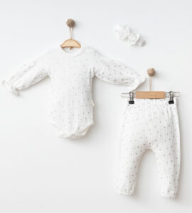 Set haine bebeluși fetițe format din body alb cu inimioare, pantaloni și bentiță cu fundă.