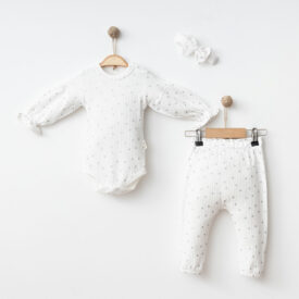 Set haine bebeluși fetițe format din body alb cu inimioare, pantaloni și bentiță cu fundă.
