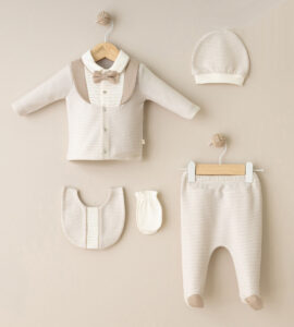 Costum elegant crem pentru bebeluși cu papion, pantaloni, căciuliță și botoșei