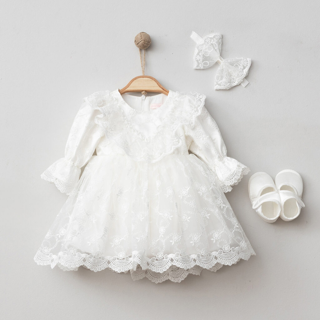 Set elegant 3 piese pentru fetițe format din rochiță crem cu broderie florală, bentiță cu fundă și papucei asortați.