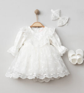 Set elegant 3 piese pentru fetițe format din rochiță crem cu broderie florală, bentiță cu fundă și papucei asortați.