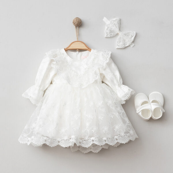 Set elegant 3 piese pentru fetițe format din rochiță crem cu broderie florală, bentiță cu fundă și papucei asortați.