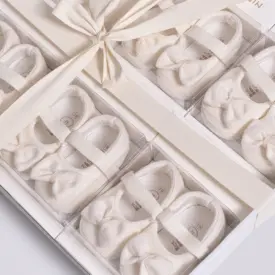 Pereche de pantofiori eleganți pentru bebeluși tip balerini cu fundiță albi și bareta elastică în cutie cadou premium.