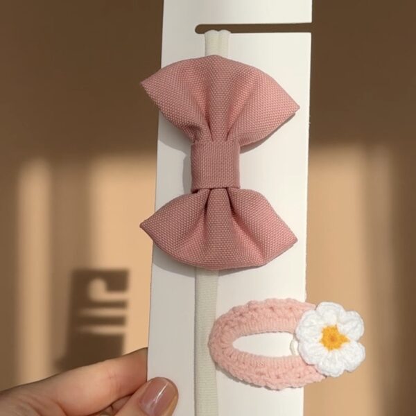 Set accesorii păr fetițe cu bentiță roz prăfuit și agrafă croșetată manual cu floare.