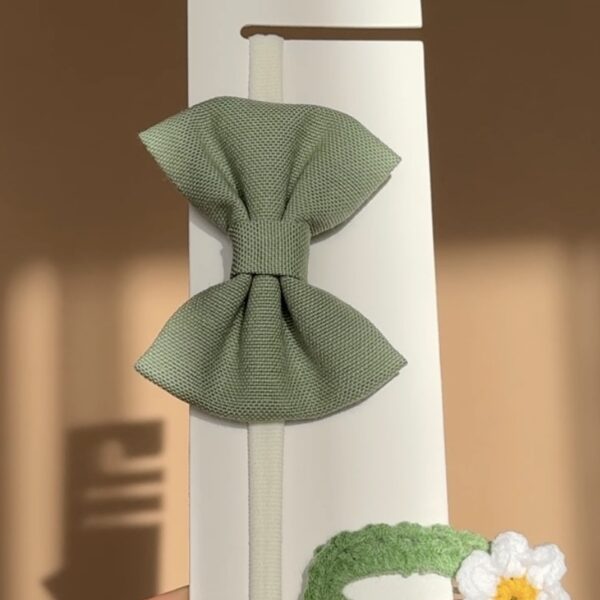 Set de accesorii handmade pentru păr bebeluși, bentiță albă cu fundiță verde salvie și agrafă croșetată cu floare.