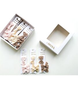 Set accesorii păr fetiță cu bentițe și agrafe din dantelă croșetată roz crem și moca în cutie albă