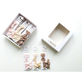 Set accesorii păr fetiță cu bentițe și agrafe din dantelă croșetată roz crem și moca în cutie albă