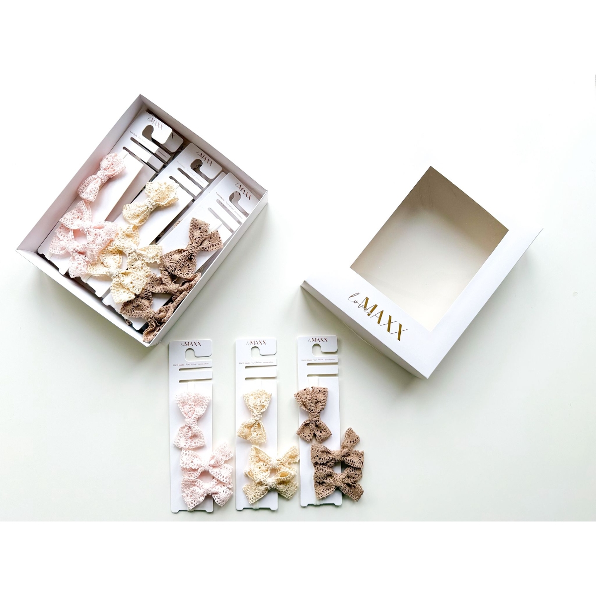 set-accesorii-par-fetita-dantela-kopanaki Set accesorii păr fetiță cu bentițe și agrafe din dantelă croșetată roz crem și moca în cutie albă