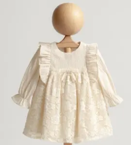 Rochiță elegantă pentru bebeluși din dantelă florală ivory cu volane și mâneci lungi.