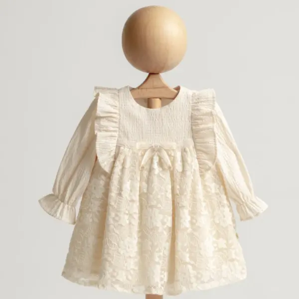 Rochiță elegantă pentru bebeluși din dantelă florală ivory cu volane și mâneci lungi.