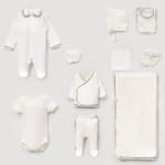 Set complet de 10 hăinuțe pentru nou-născut din bumbac organic crem cu detalii bleumarin.