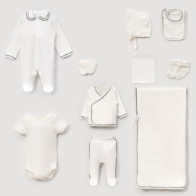 Set complet de 10 hăinuțe pentru nou-născut din bumbac organic crem cu detalii bleumarin.