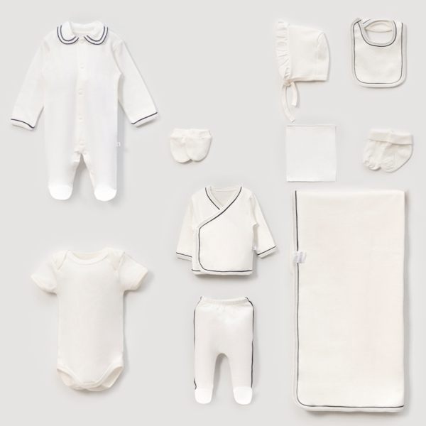 Set complet de 10 hăinuțe pentru nou-născut din bumbac organic crem cu detalii bleumarin.