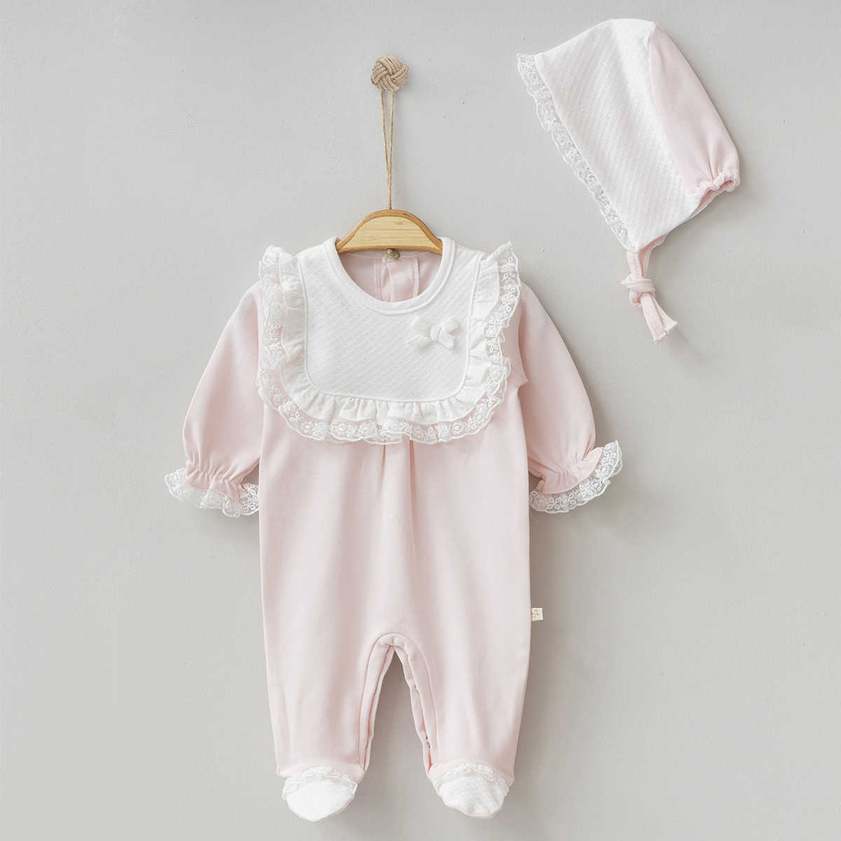 set-hainute-fetite-elegante-roz-premium Set hăinuțe elegante pentru fetițe format din salopetă roz cu dantelă albă și căciuliță asortată.