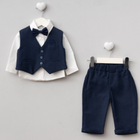Costum elegant pentru băieți cu vestă navy, cămașă albă, pantaloni asortați și papion pe fundal gri.