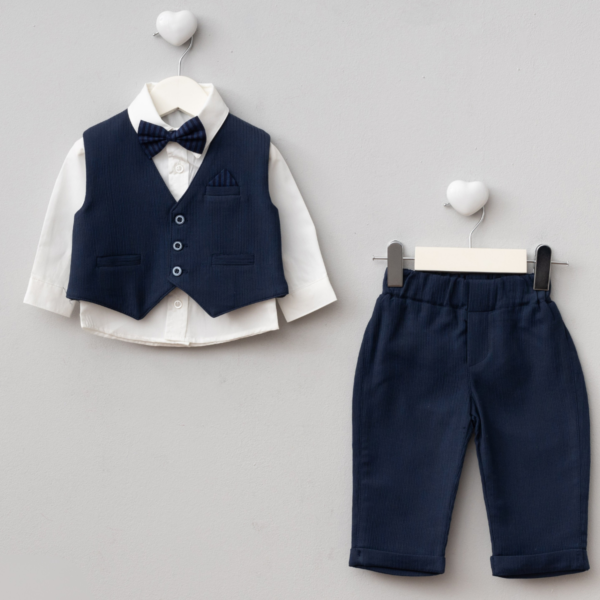Costum elegant pentru băieți cu vestă navy, cămașă albă, pantaloni asortați și papion pe fundal gri.