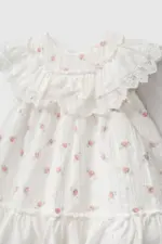 Detaliu rochiță albă din bumbac pentru fetițe cu model floral roz și guler spectaculos din dantelă fină.