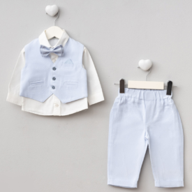 Costum elegant pentru băieți de culoare bleu pastel cu vestă, cămașă albă, pantaloni și papion asortat pe fundal gri.