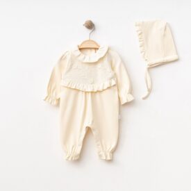 salopetă bebeluși crem elegantă cu bonetă și volănașe
