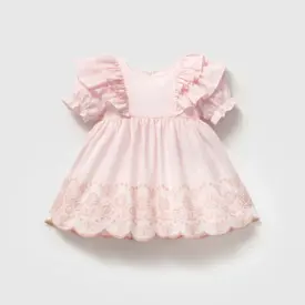Rochiță roz din bumbac pentru bebeluși cu volane duble pe umeri și broderie florală lucrată manual.