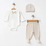 Set elegant 3 piese pentru bebeluși băieți cu papion bej, body alb, pantalonași cu botoșei și căciuliță din bumbac.