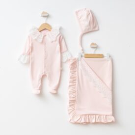 Set premium 3 piese pentru fetițe cu salopetă roz, păturică cu volane și bonetă cu dantelă florală albă.