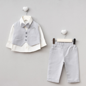 Costum elegant pentru băieți de culoare gri silver cu vestă, cămașă albă, pantaloni și papion asortat pe fundal gri.