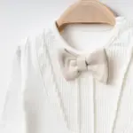 Salopetă bebeluși din bumbac alb cu dungi subțiri, broderie ursuleț și căciuliță asortată cu nod.