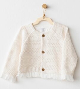 Cardigan tricotat crem pentru fetițe – elegant cu volănașe