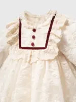 Detaliu pe bustul rochiței Vintage cu dantelă și bonetă Amélie, cu paspoal din catifea bordo, nasturi îmbrăcați și volănașe delicate.