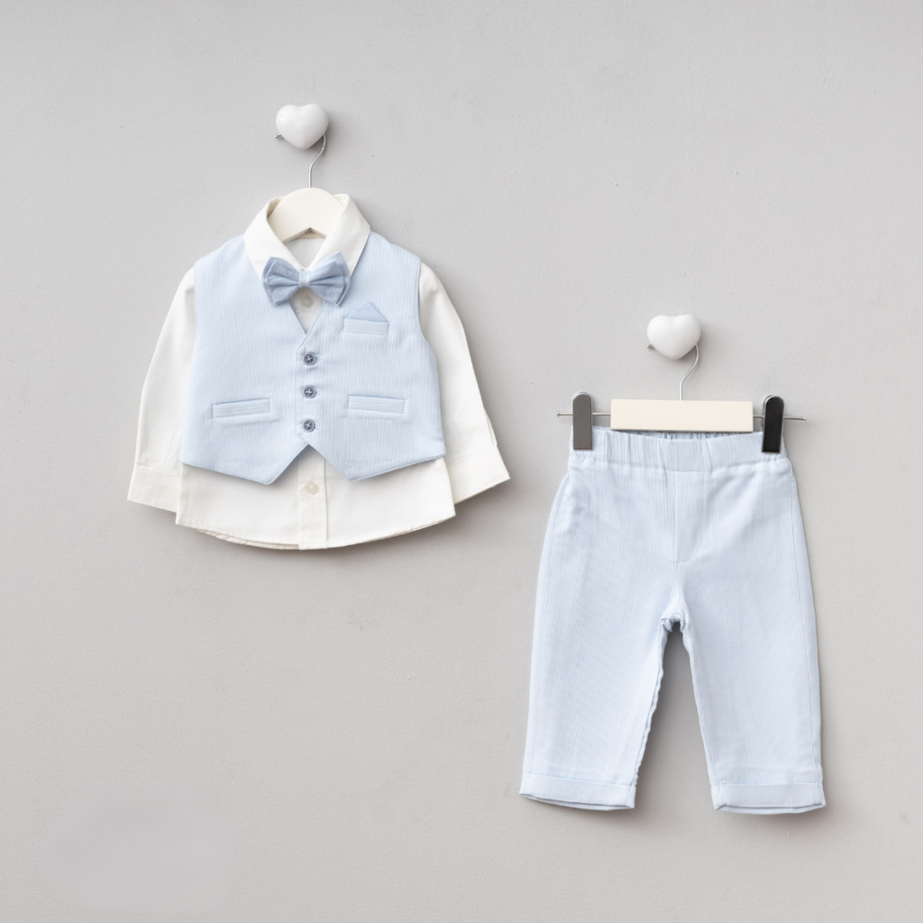 Costum Premium Băieți Bleu Pastel cu Vestă și Papion Elegant din 4 piese pentru copii.