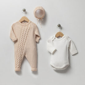 Set tricotat unisex din 3 piese din bumbac pentru bebeluși cu salopetă piersică cu torsade, bonetă asortată și body alb cu mânecă lungă.