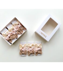 Set de 3 agrafe pentru păr din dantelă croșetată pentru fetițe, în culorile crem ivoriu, roz pudrat și bej maroniu.