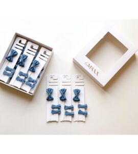 Set de accesorii pentru păr din denim cu bentiță elastică albă cu fundă și două agrafe asortate pentru fetițe.
