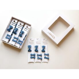 Set de accesorii pentru păr din denim cu bentiță elastică albă cu fundă și două agrafe asortate pentru fetițe.